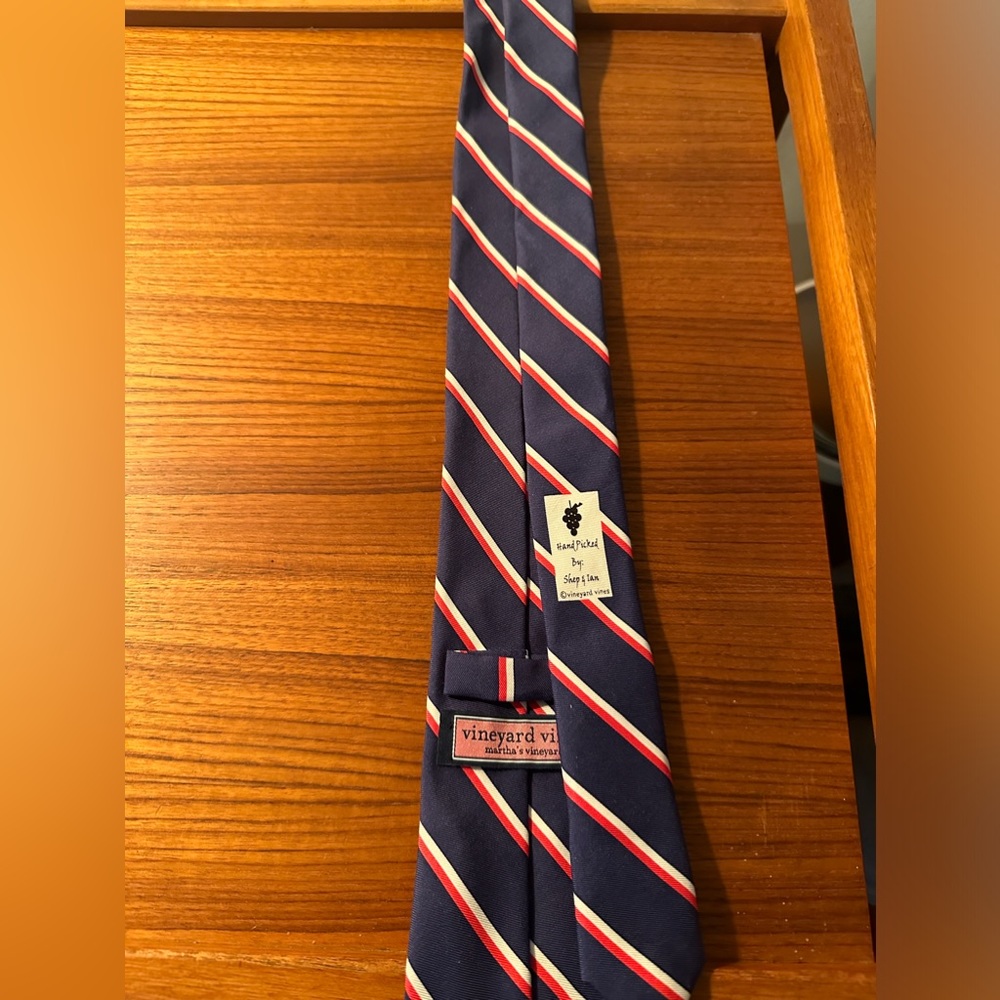 New Vineyard Vines Tie